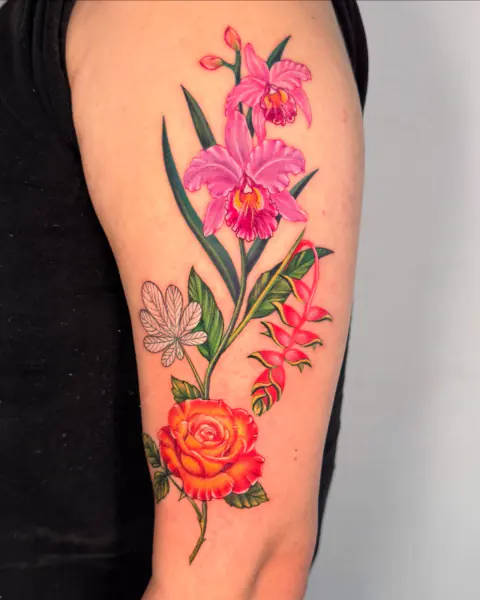 Orquídeas, heliconia y rosa en el antebrazo