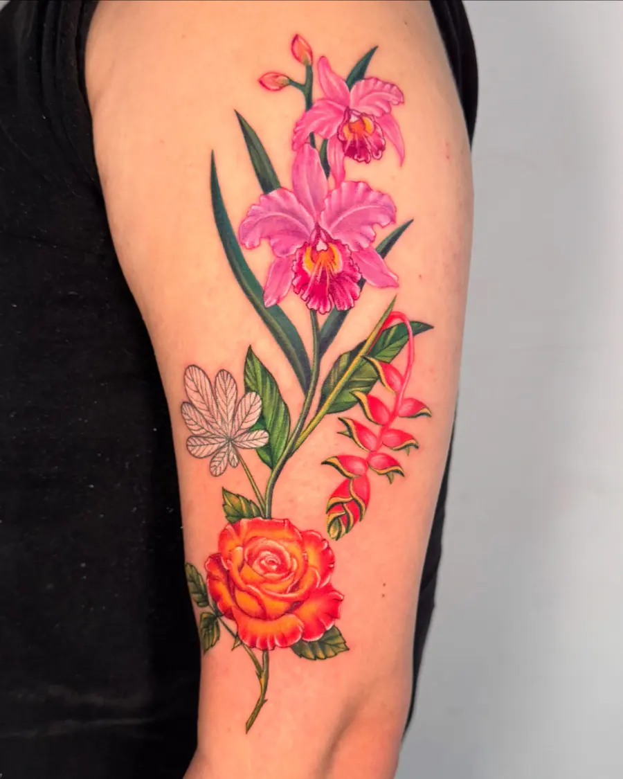 Orquídeas, heliconia y rosa a color en el antebrazo